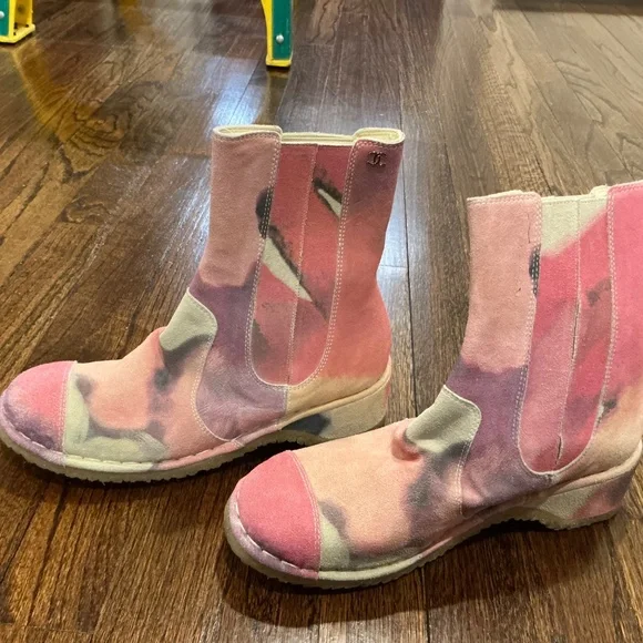 Chanel - Picture 2 of 3